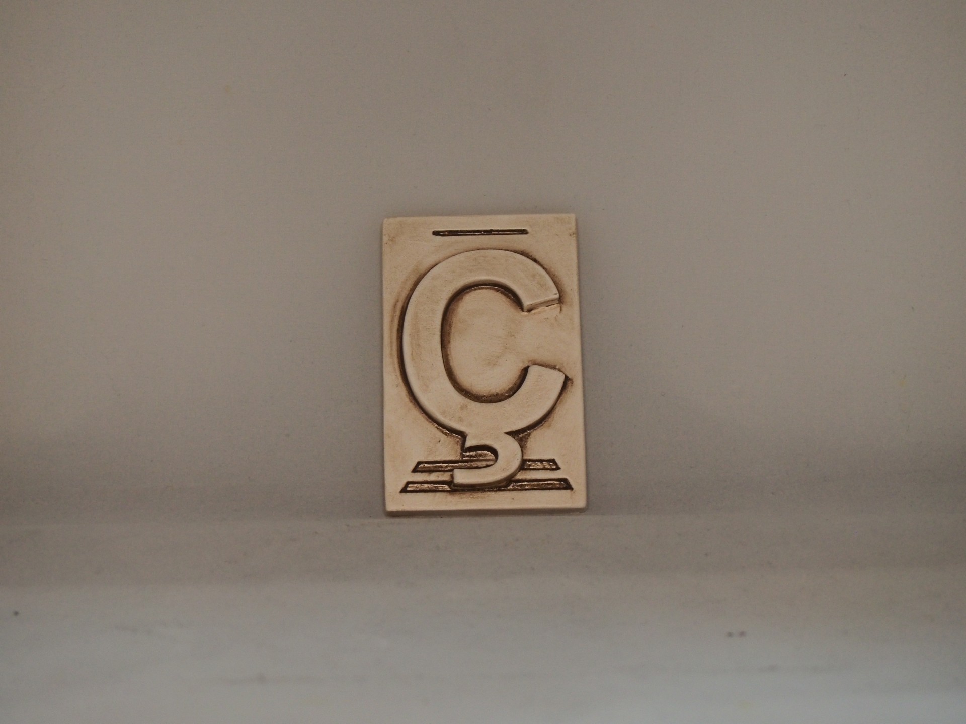 Letra Ç 10x6,5 faiança patine castanho