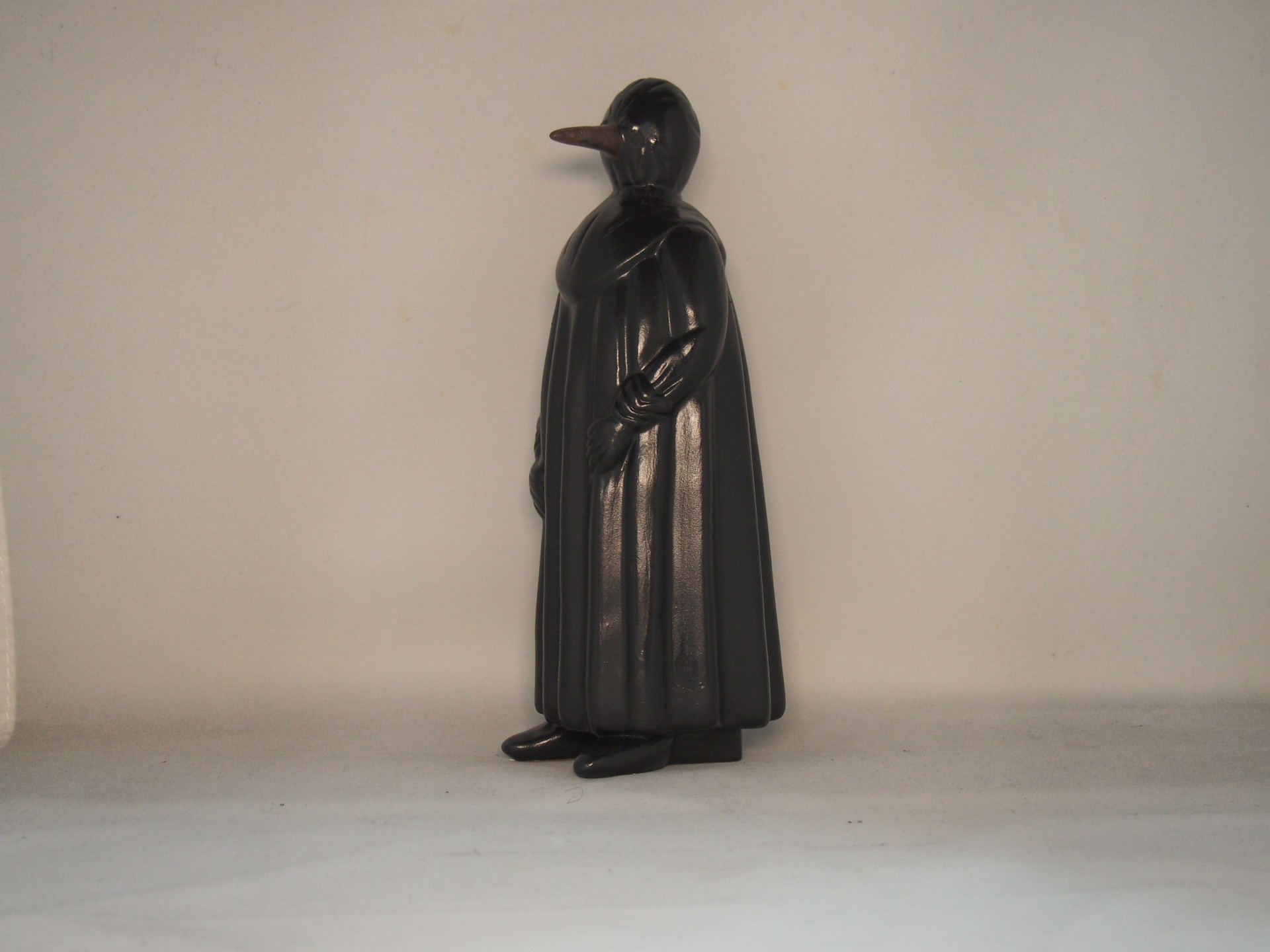 Fato da Peste Negra 30 cm faiança pintada