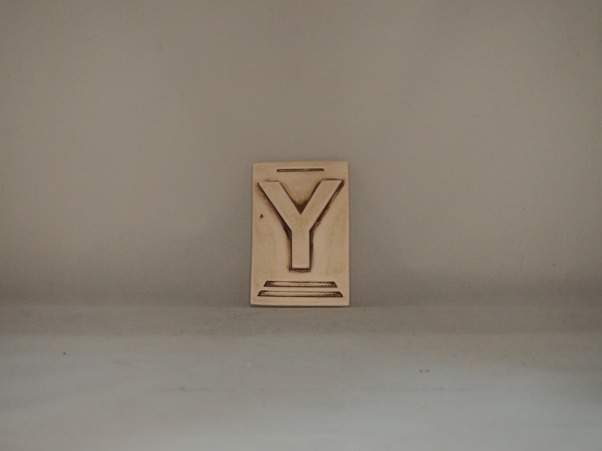 Letra Y 10x6,5 faiança patine castanho