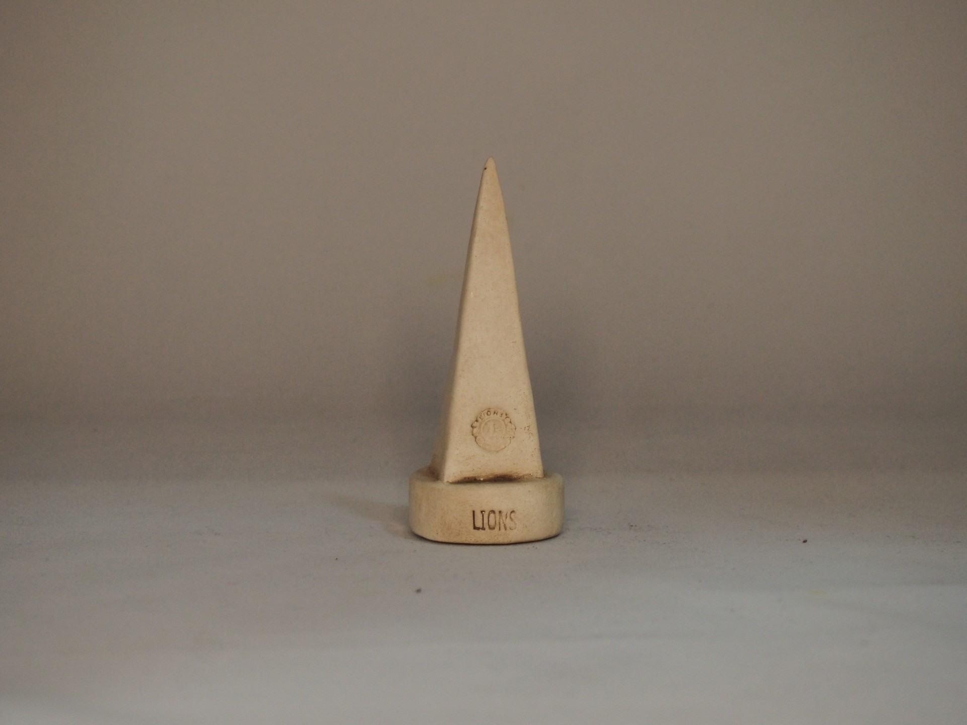 Pirâmide Lions  7 cm faiança