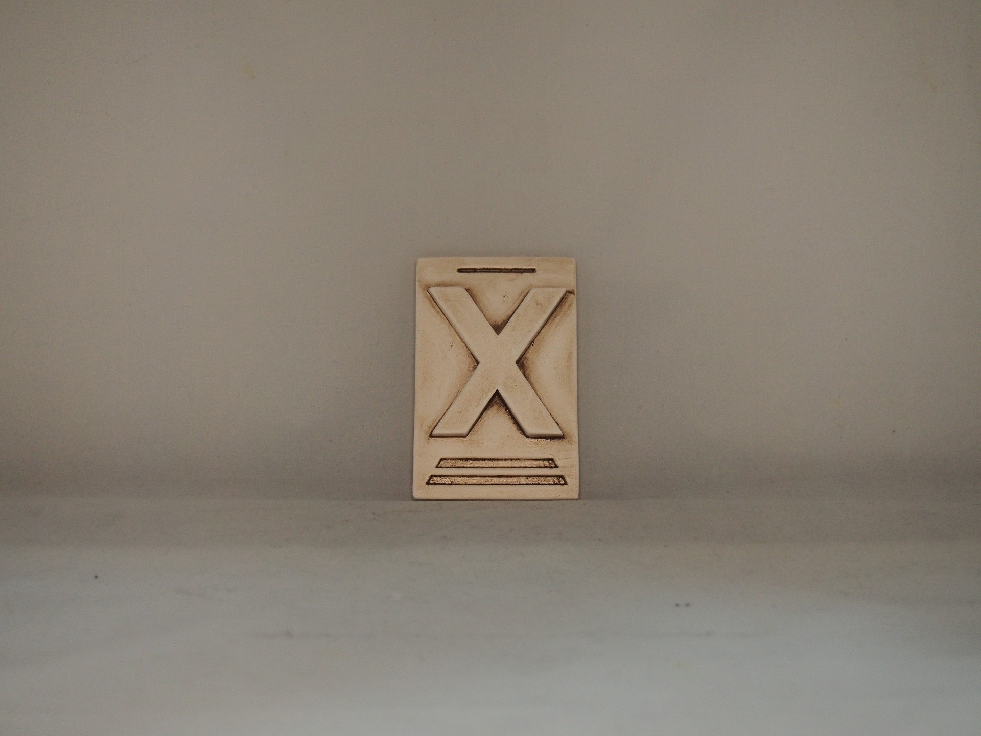 Letra X 10x6,5 faiança patine castanho