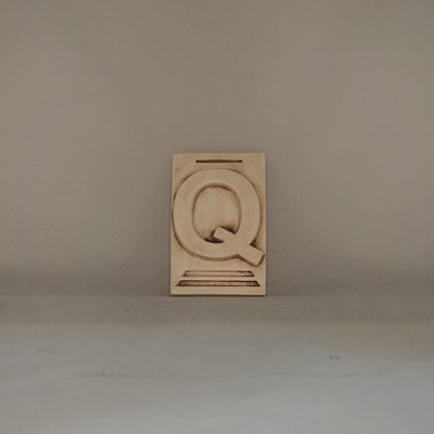 Letra Q 10x6,5 faiança patine castanho