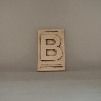 Letra B 10x6,5 faiança patine castanho