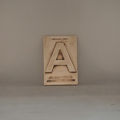 Letra A 10x6,5 faiança patine castanho