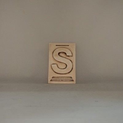 Letra S 10x6,5 faiança patine castanho