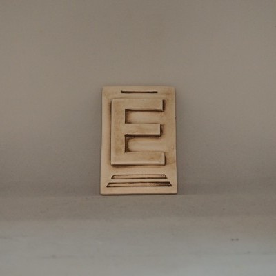 Letra E 10x6,5 faiança patine castanho