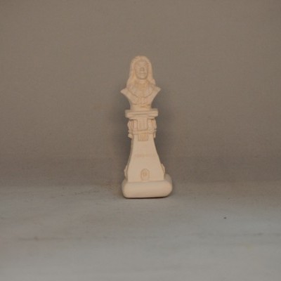 Figura decorativa bege claro com busto de mulher sobre base retangular num fundo cinzento