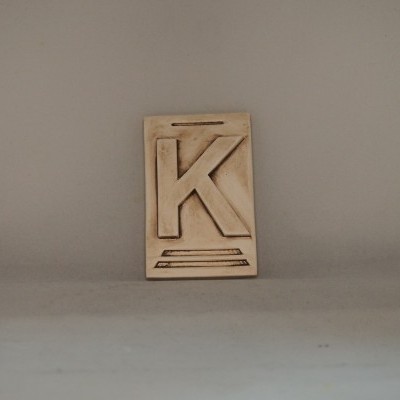 Letra K 10x6,5 faiança patine castanho