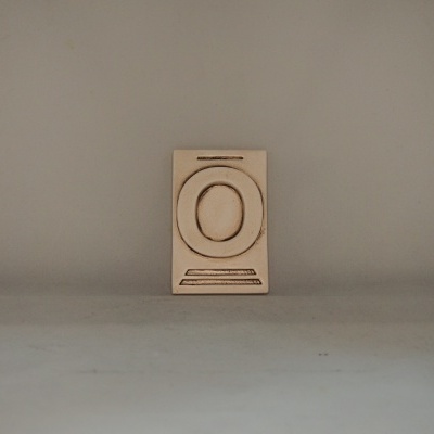 Letra Õ 10x6,5 faiança patine castanho