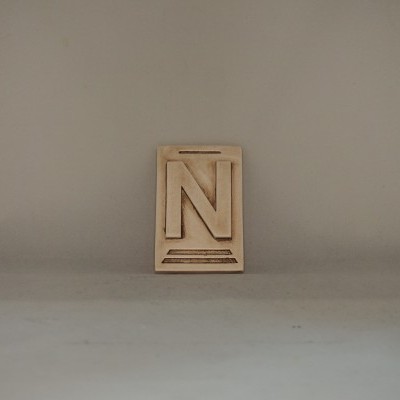 Letra N 10x6,5 faiança patine castanho