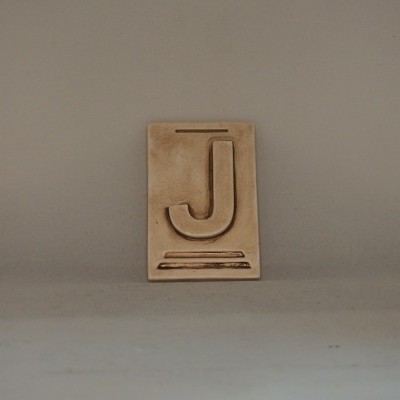 Letra J 10x6,5 faiança patine castanho