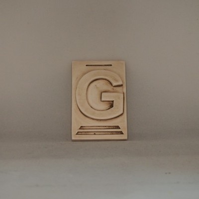 Letra G 10x6,5 faiança patine castanho