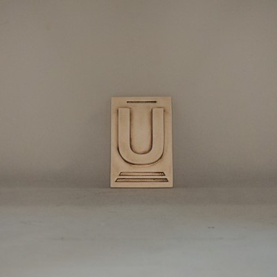 Letra U 10x6,5 faiança patine castanho