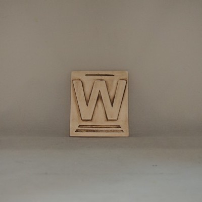 Letra W 10x6,5 faiança patine castanho