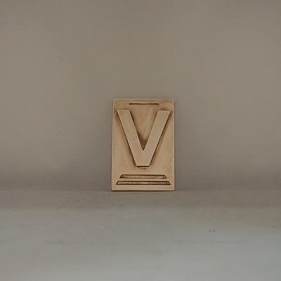 Letra V 10x6,5 faiança patine castanho