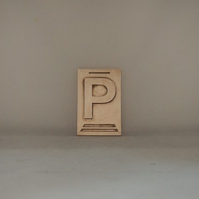 Letra P 10x6,5 faiança patine castanho