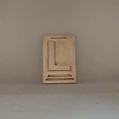 Letra L 10x6,5 faiança patine castanho