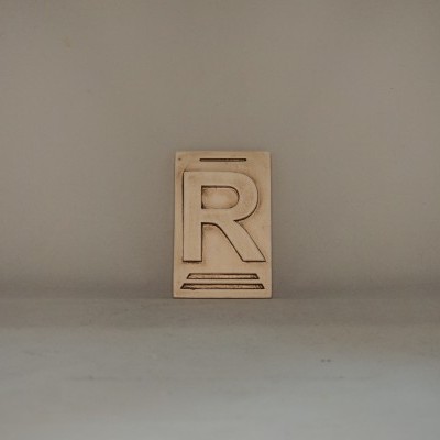 Letra R 10x6,5 faiança patine castanho