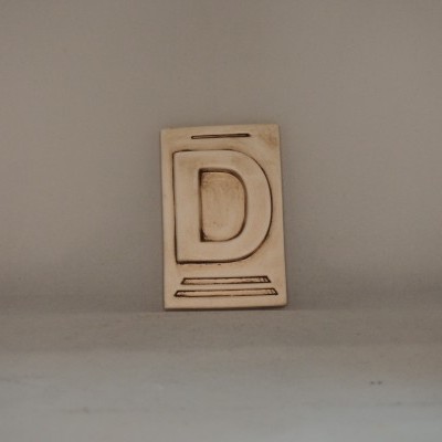 Letra D 10x6,5 faiança patine castanho