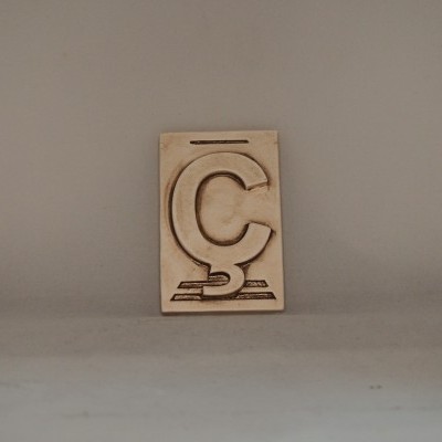 Letra Ç 10x6,5 faiança patine castanho