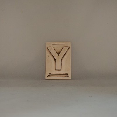 Letra Y 10x6,5 faiança patine castanho