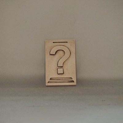 Ponto de Interrogação  10x6,5 faiança patine castanho