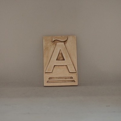 Letra Ã 10x6,5 faiança patine castanho