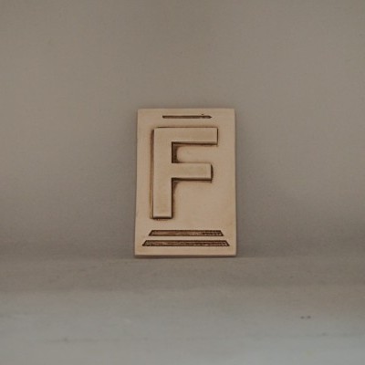 Letra F 10x6,5 faiança patine castanho