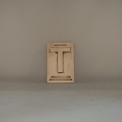 Letra T 10x6,5 faiança patine castanho