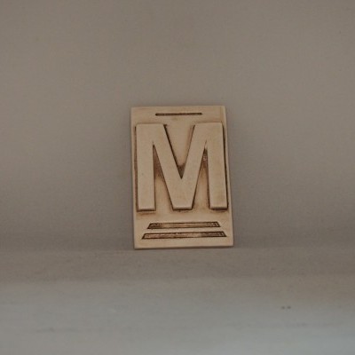 Letra M 10x6,5 faiança patine castanho