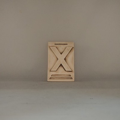Letra X 10x6,5 faiança patine castanho