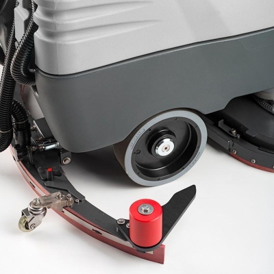 Máquina de limpeza industrial com roda e peças vermelhas