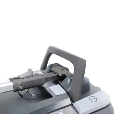 Máquina de costura cinza com alça para transporte em fundo branco