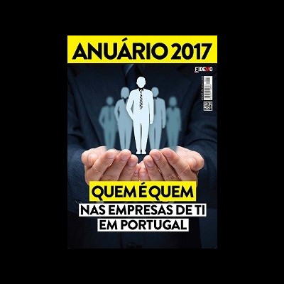 Capa da revista com título ANUÁRIO 2017 e figura de homem de negócios em branco sobre mãos abertas.