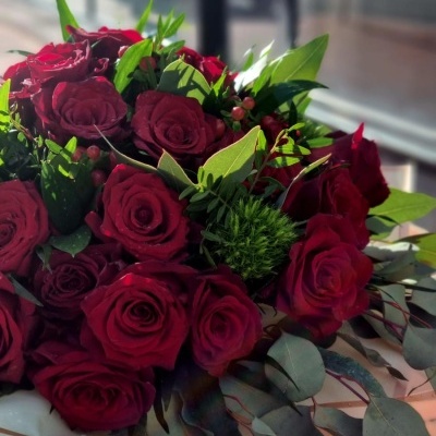 Celebrar o Amor: A Incomparável Oferta de Rosas Vermelhas no Dia dos Namorados