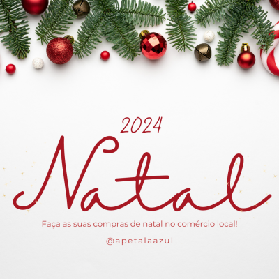 Decoração de Natal com galhos de pinheiro e bolas vermelhas e douradas