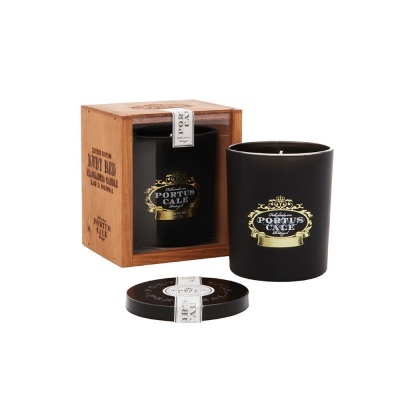 Vela perfumada negra com caixa de madeira e tampa preta com etiquetas