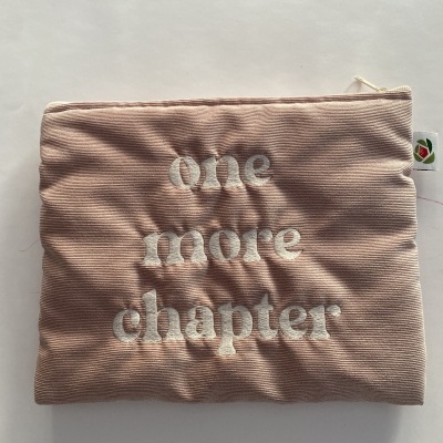 Bolsa rosa com fecho e bordado 'one more chapter'