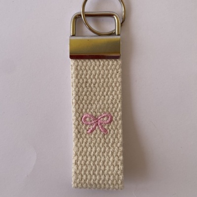 PORTA-CHAVES COM LAÇO EM FITA BEGE
