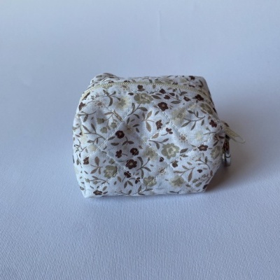 BOLSA PORTA-CHAVES FLORAL BEGE