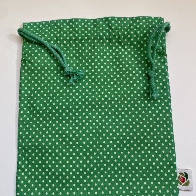 Saco de tecido verde c/ bolas brancas