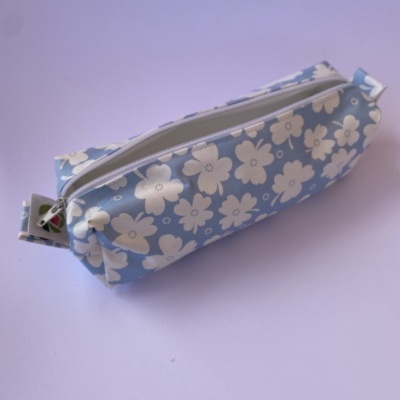 Estojo tecido plastificado azul c/ flores brancas
