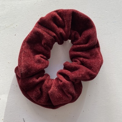 Scrunchie em veludo bordeaux