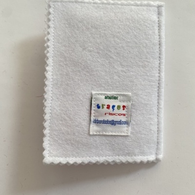 PORTA-AGULHAS BRANCO ''CORAÇÃO BALÃO''