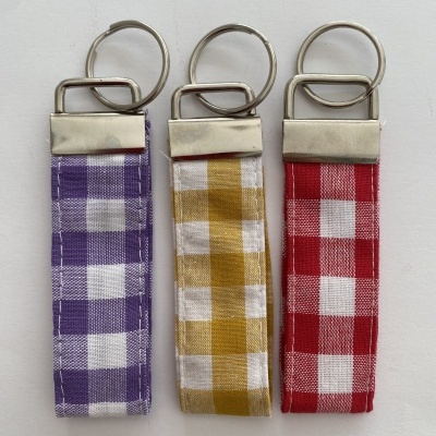Três porta-chaves xadrez coloridos com fecho metálico