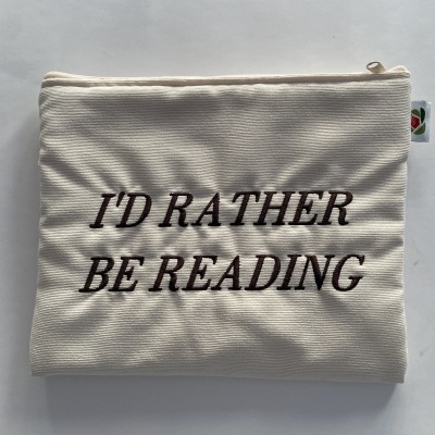 Bolsa de tecido creme com texto bordado 'I'D RATHER BE READING'