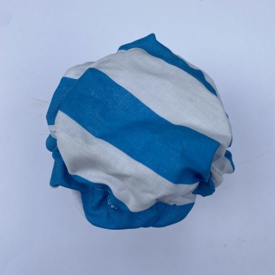 Touca de banho ou tecido elástico azul e branco riscado