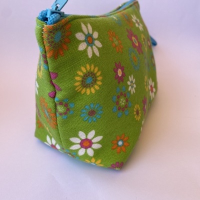 Nécessaire tecido verde c/ flores coloridas