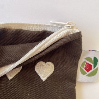 BOLSINHA CASTANHO CORAÇÕES PÉROLA