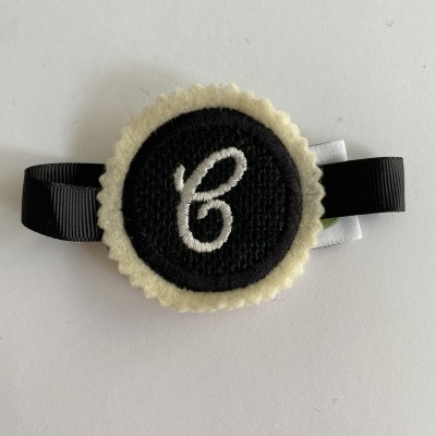 MARCADOR DE LUGAR COM INICIAL BORDADA